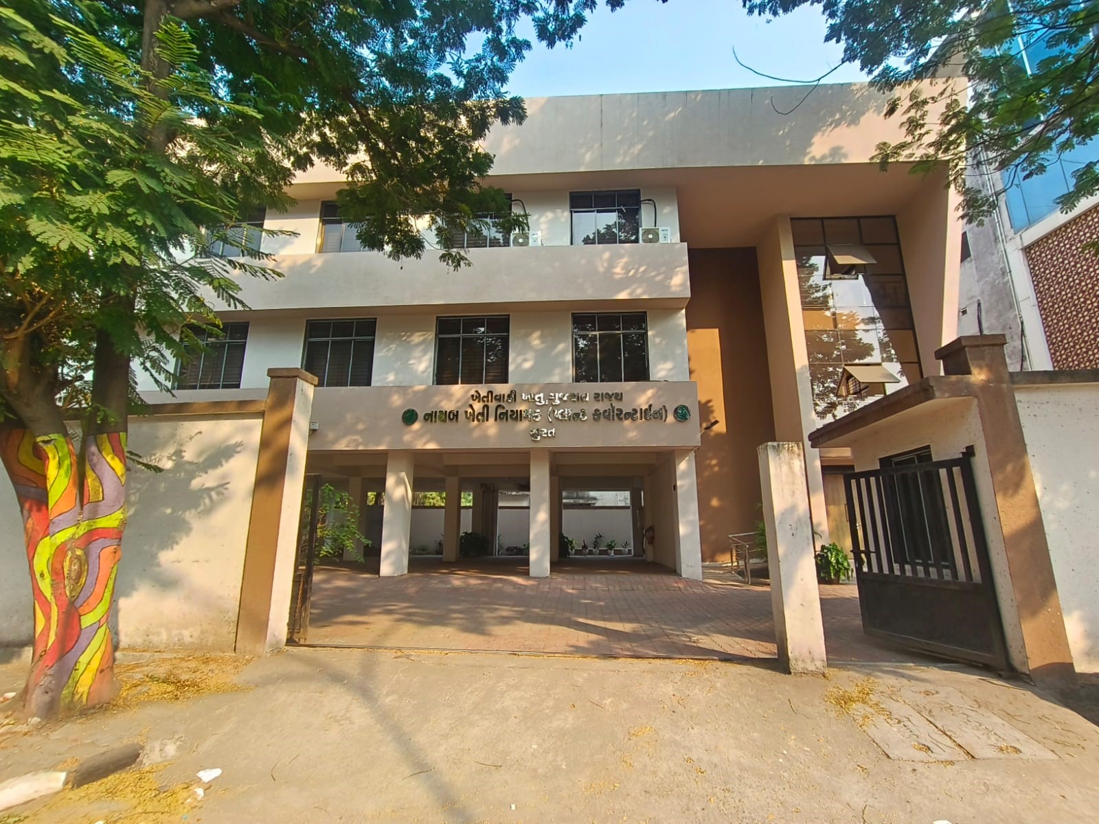 PQS, Surat building